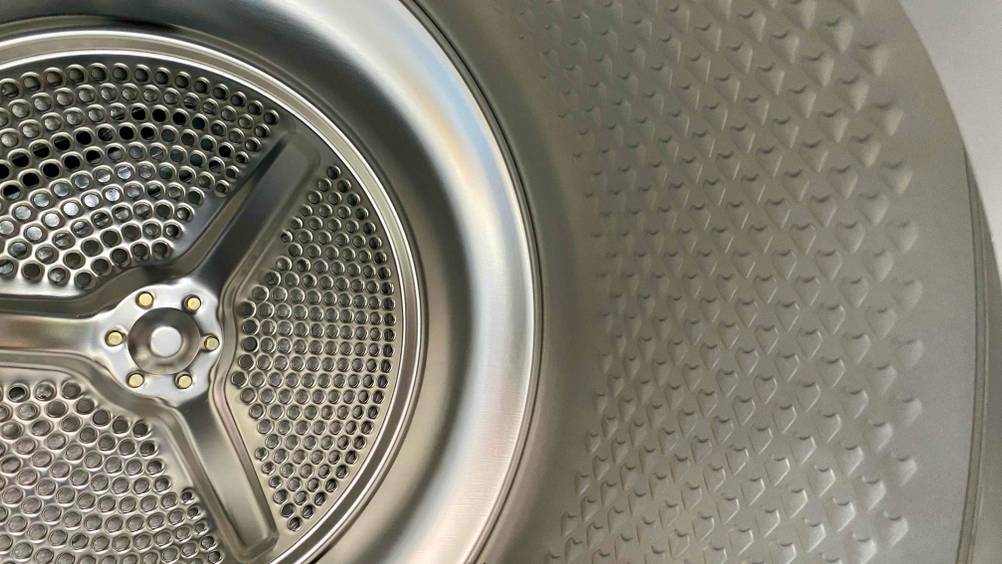 Im Test: Detailaufnahme des Inneren der Trommel eines Beko-Trockners.