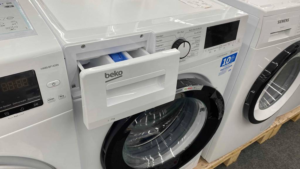 Im Test: Detailansicht einer Beko Waschmaschine mit geöffnetem Waschmittelfach.