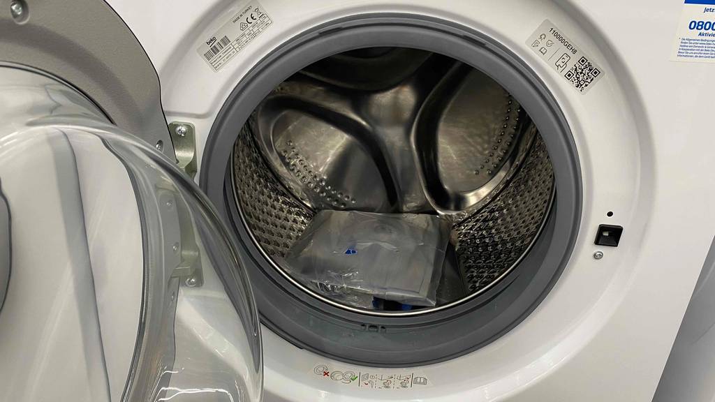 Im Test: Detailansicht einer Wäschetrommel einer geöffneten Beko Waschmaschine.
