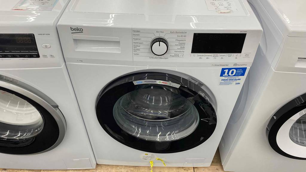 Im Test: Beko Waschmaschine steht auf einer Palette.