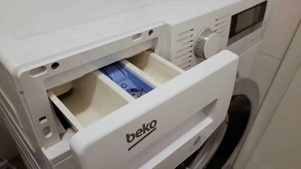 Beko Waschmaschine getestet: Nahaufnahme der geöffneten Schublade für Waschmittel.