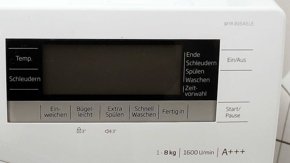 Im Test: Detailaufnahme des Displays einer Beko Waschmaschine.
