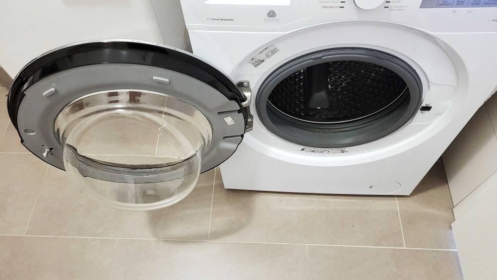Blick von oben auf die geöffnete Trommeltür einer getesteten Beko-Waschmaschine.
