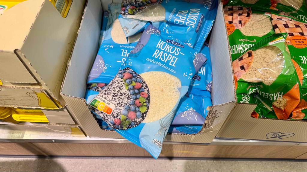 Kokosraspeln im Test: Mehrere Packungen liegen zwischen anderen Produkten in einem Karton.