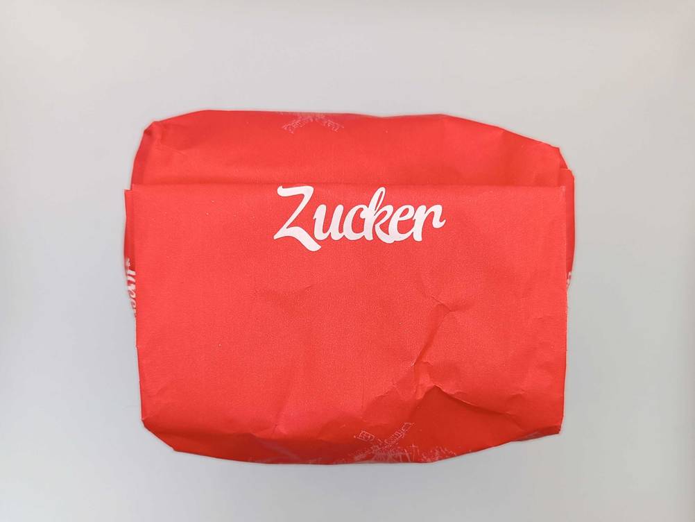 Eine Packung Zucker im Test von oben.