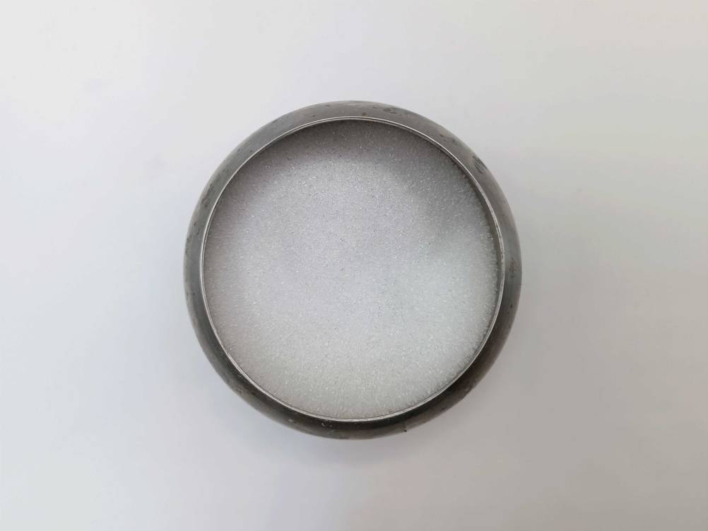 Eine kleine Metallschale mit getestetem Zucker.