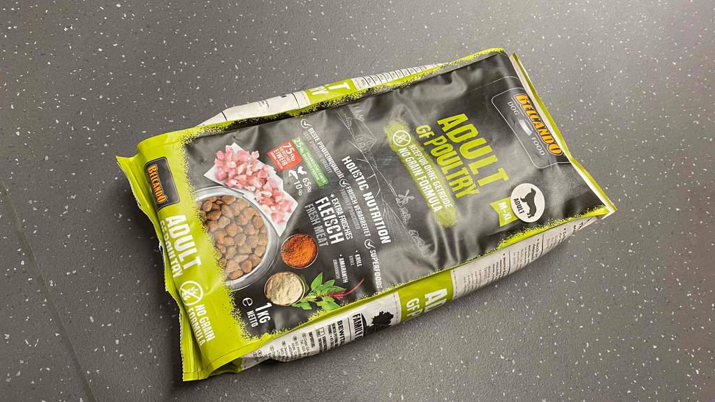 Das getestete Belcando-Trockenfutter liegt samt Verpackung auf dem Boden.