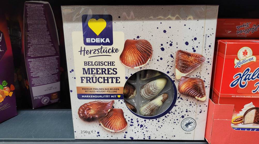 Eine Packung der getesteten belgischen Pralinen in einem Verkaufsregal.