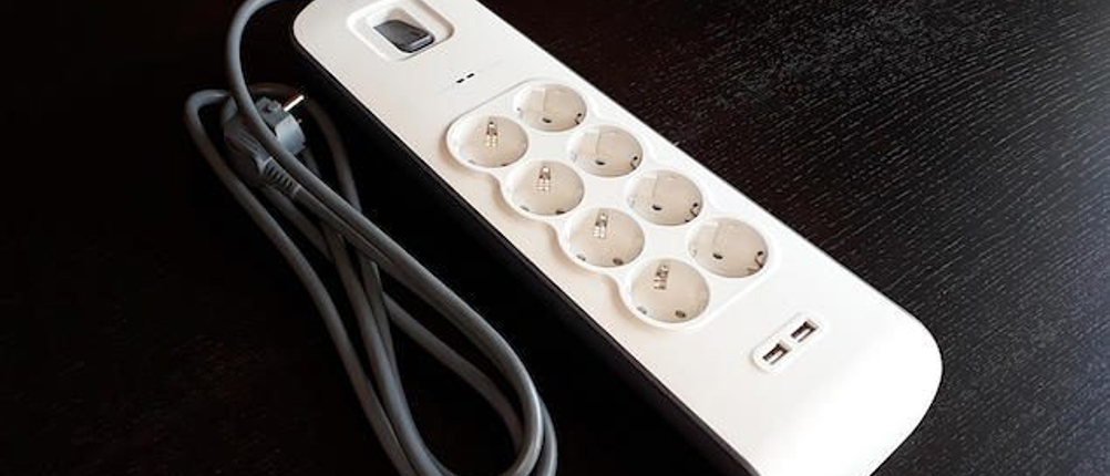 Steckdosenleisten-Test: Steckdosenleiste mit Schalter, acht normalen Steckplätzen und zwei USB-Steckern.