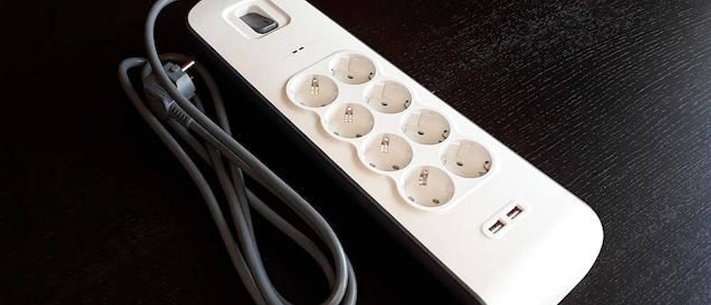 Steckdosenleisten-Test: Steckdosenleiste mit Schalter, acht normalen Steckplätzen und zwei USB-Steckern