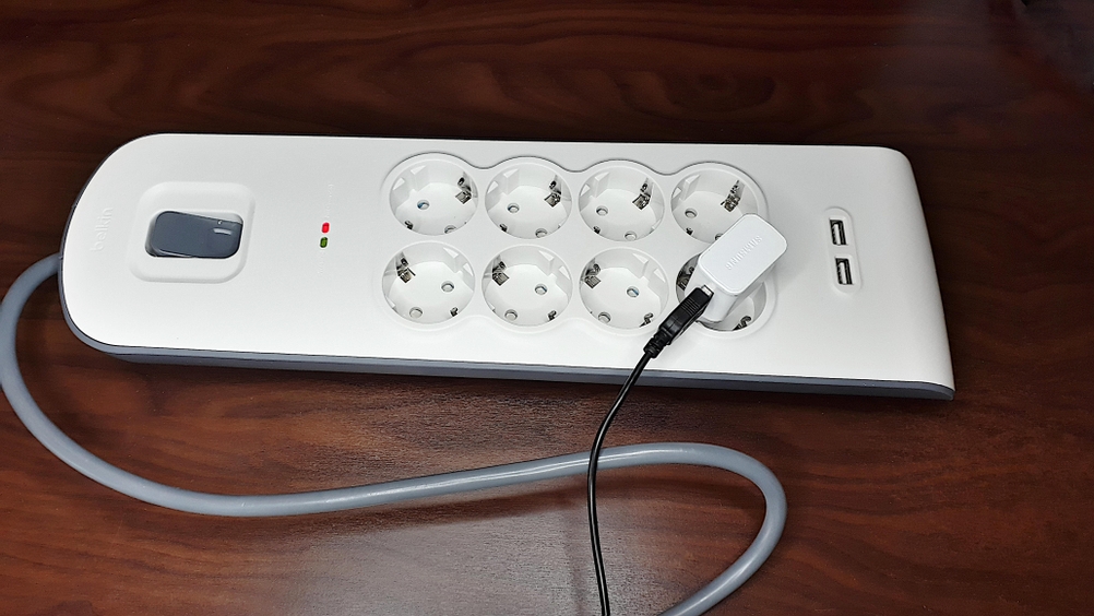 Steckdosenleisten-Test: Ansicht einer 8-fach-Steckdose mit einem angeschlossenen Gerät
