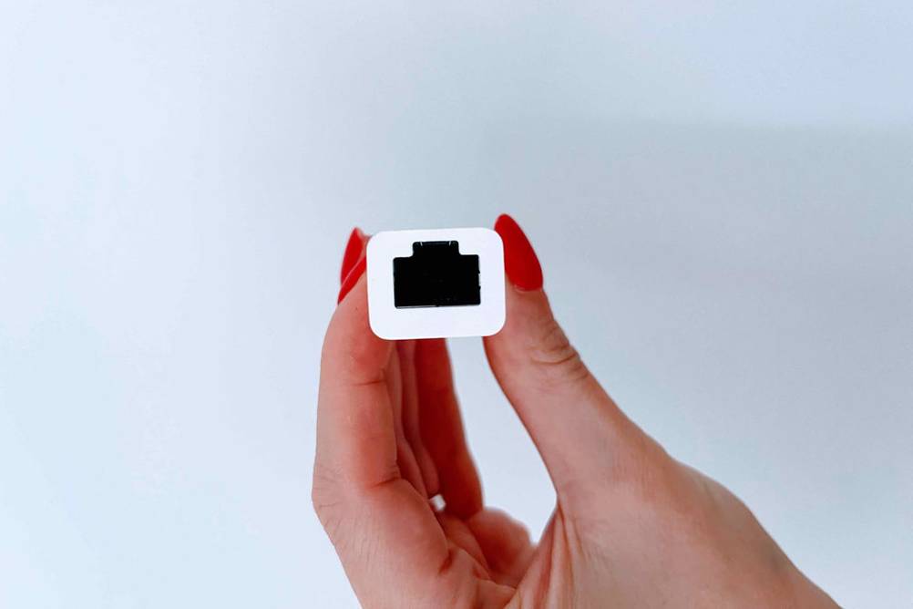 Im Test: Hand zeigt Buchse für Controller eines Netzwerkadapters.