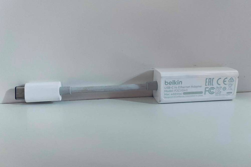 Im Test: Belkin Netzwerkadapter liegt in weißem Regal.