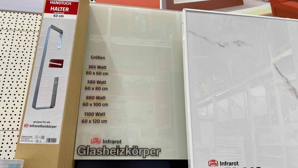 Neben dem getesteten Glasheizkörper befinden sich weitere Produkte in einem Verkaufsregal.