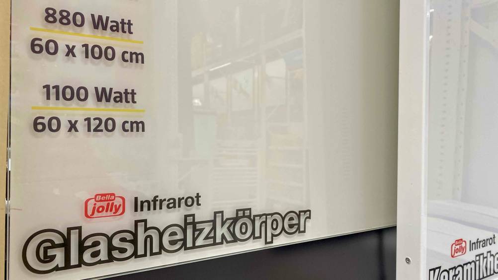 Auf dem getesteten Glasheizkörper sind einige Informationen zu lesen.