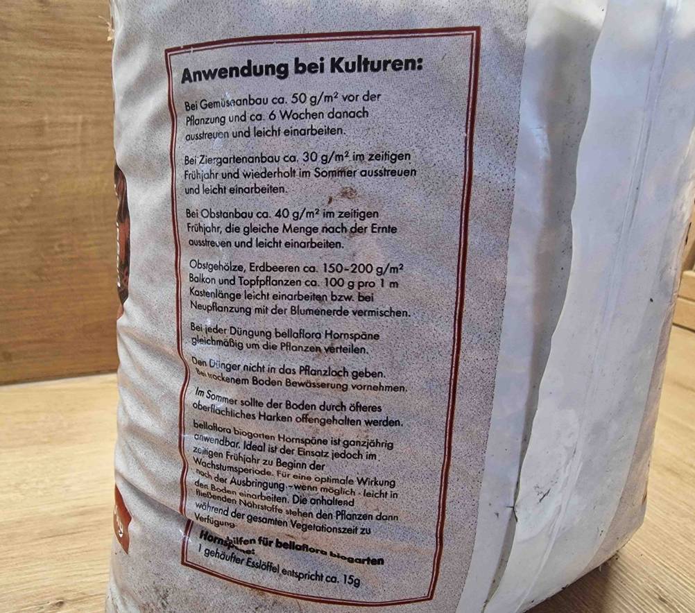 Hornspäne-Test: Detailansicht eines weißen Kunststoffsacks inklusive Anwendungsbeschreibung für Kulturen.