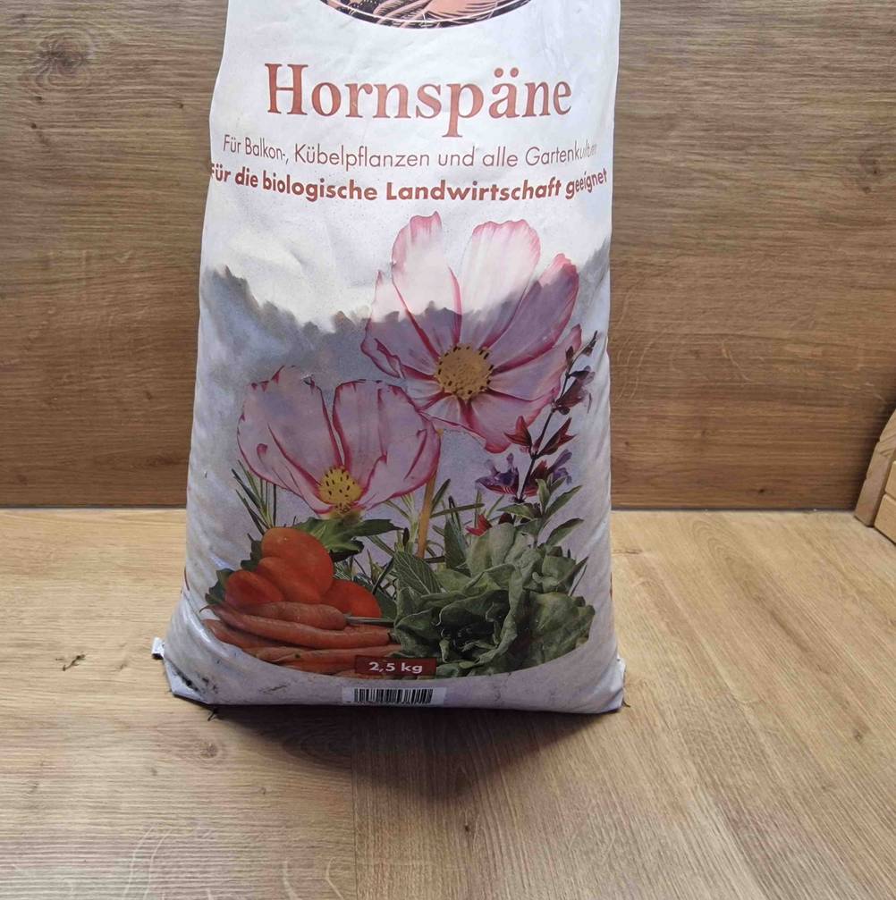 Hornspäne im Test befinden sich in einem 2,5-kg-Kunststoffsack auf einem Holzboden.