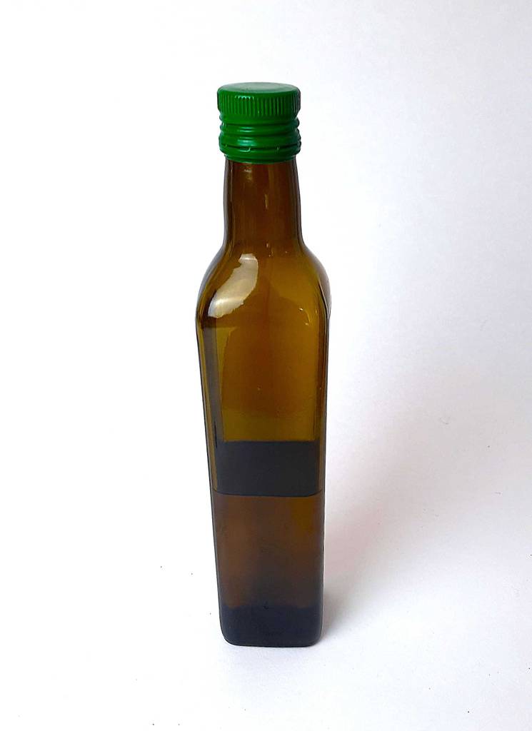 Seitenansicht einer Flasche Speiseöl im Test mit Blick auf den Inhalt.