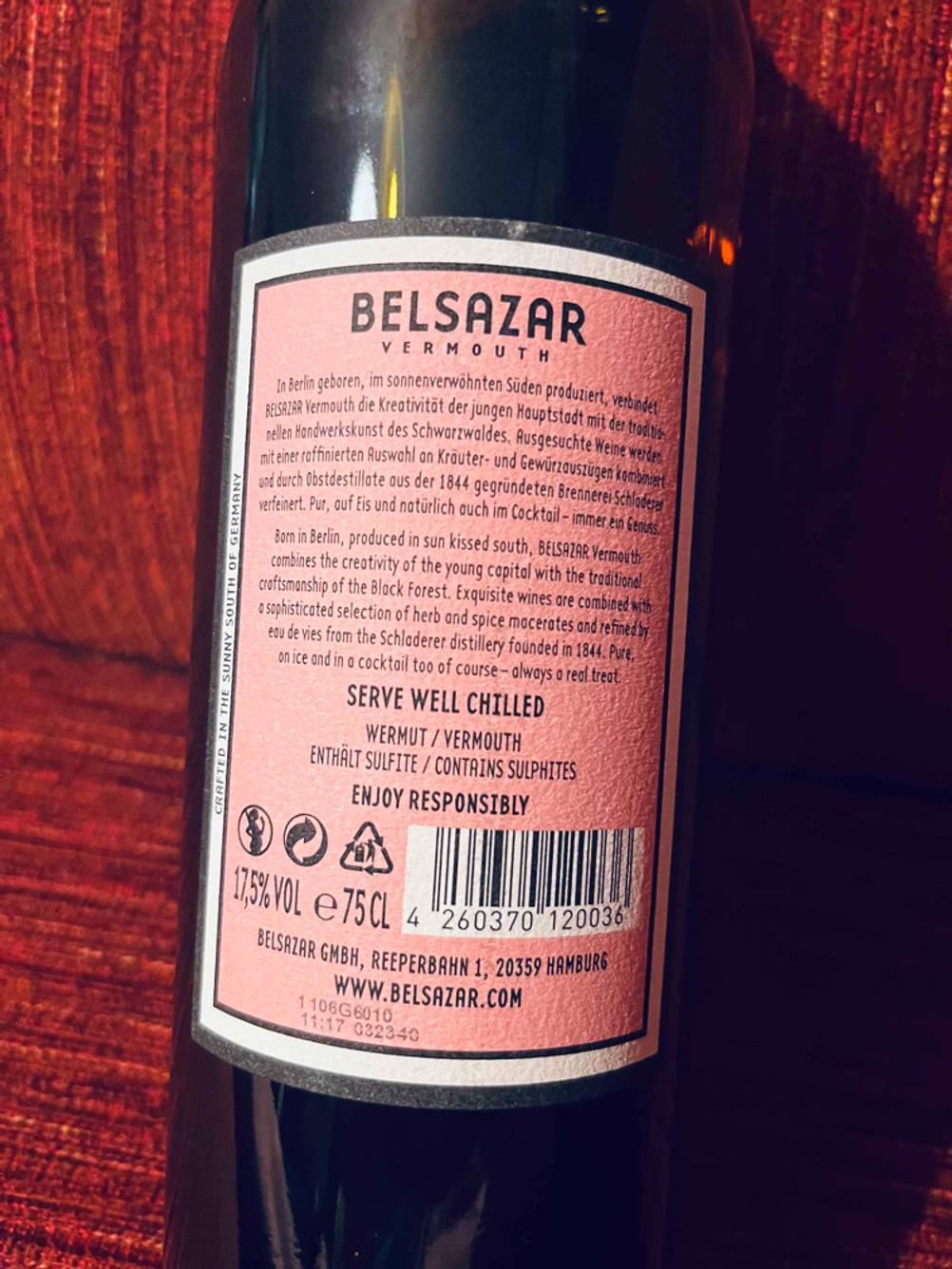 Nahaufnahme des rückwärtigen Etiketts einer blickdichten Flasche Vermouth im Test: Belsazar Rosé aus Hamburg.