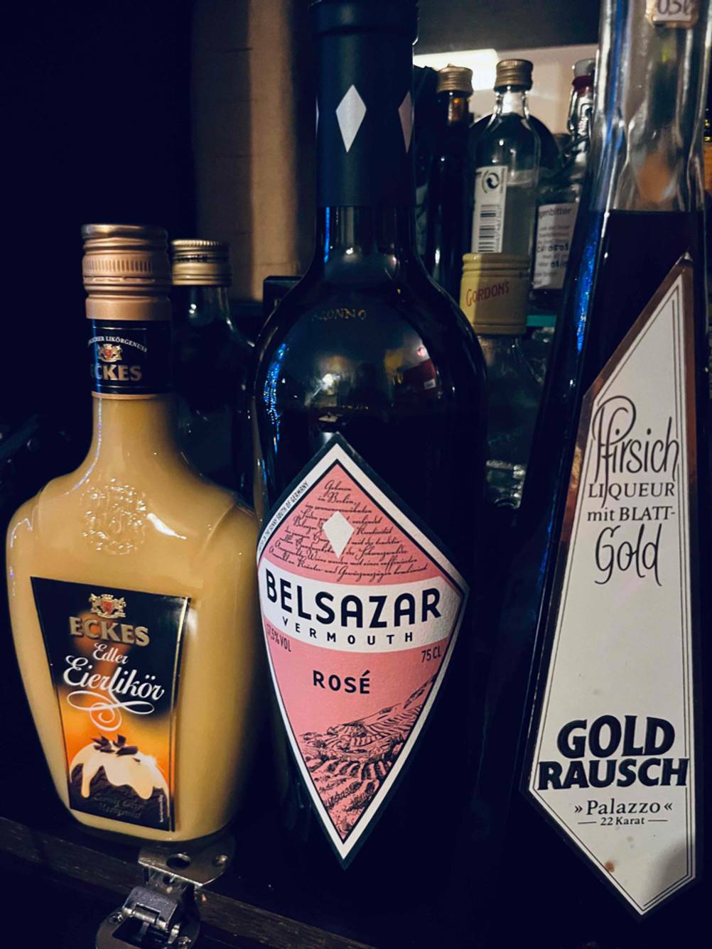 75-CL-Flasche mit Vermouth im Test der Marke Belsazar zwischen einem Eier- und einem Pfirsichlikör.