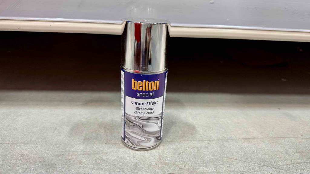Eine Dose getestetes Chrom-Spray steht auf einem hellen Boden.