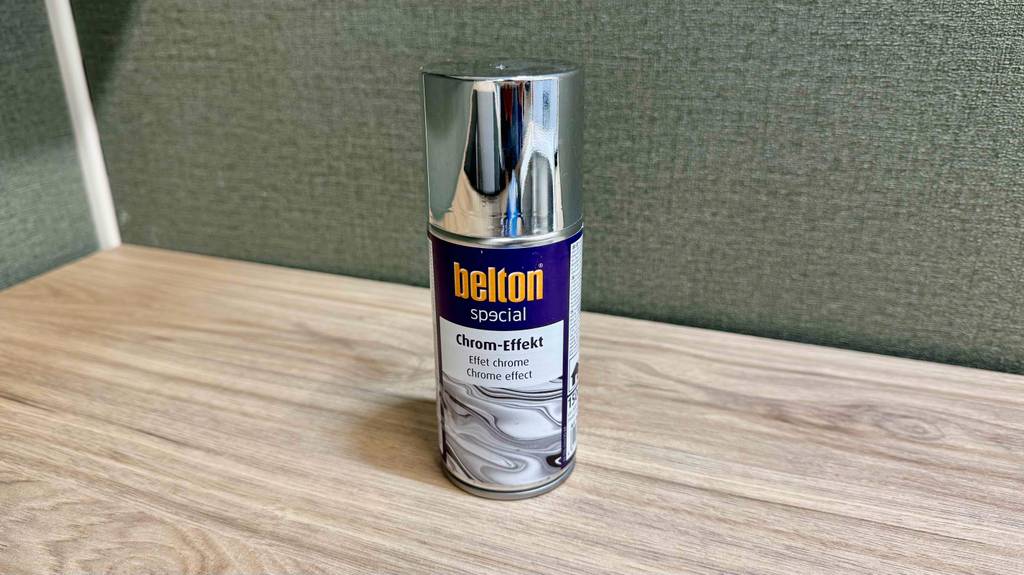 Blick auf den glänzenden silbernen Deckel einer Dose getestetes Chrom-Spray.