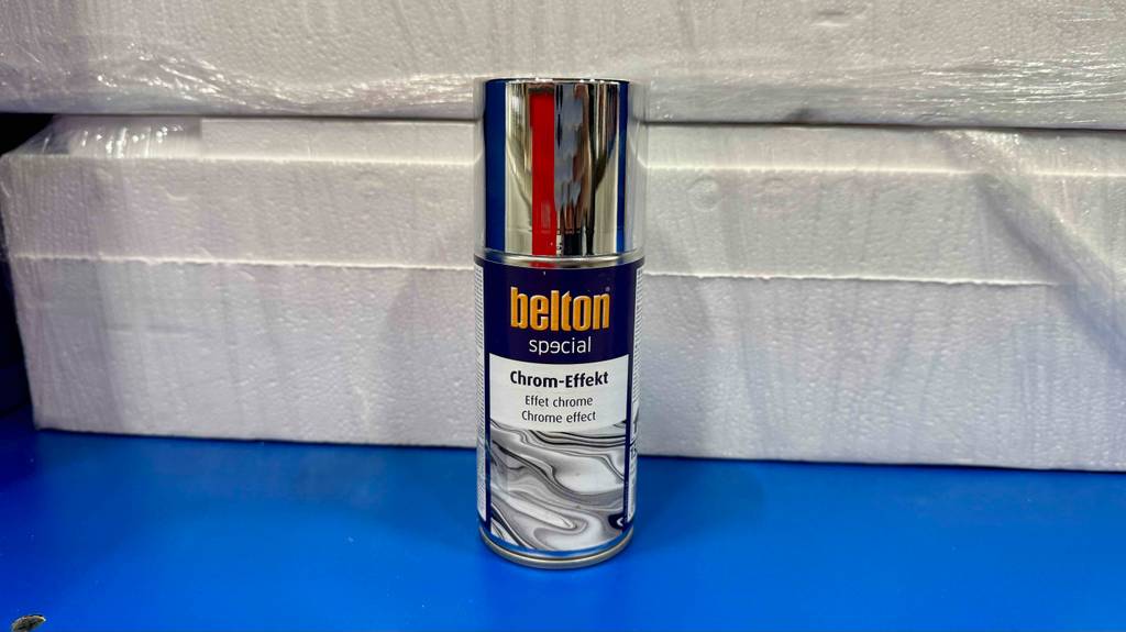 Eine Dose Chrom-Spray steht zum testen vor Styropor.
