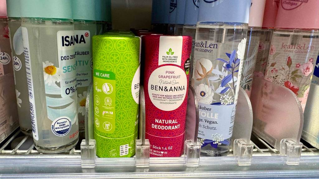 Ben und Anna-Deo im Test: Mehrere Flakons unterschiedlicher Sorten stehen zwischen anderen Produkten in einem Regal.