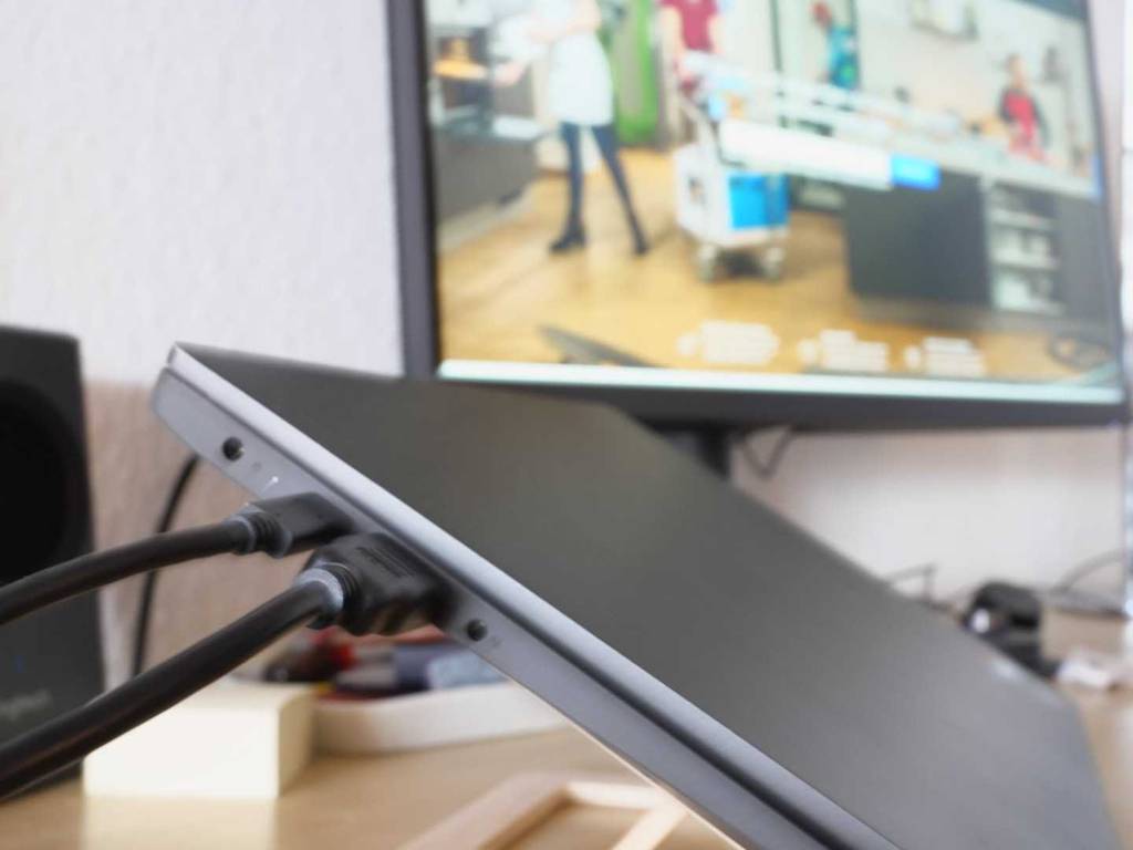 Ein getestetes HDMI-2.1-Kabel verbindet mittels Anschluß-Stecker einen Bildschirm mit einem Laptop.