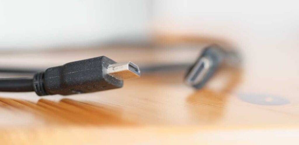 Im Test: Ein HDMI-2.1-Kabel, im Fokus die beiden Anschluß-Stecker.