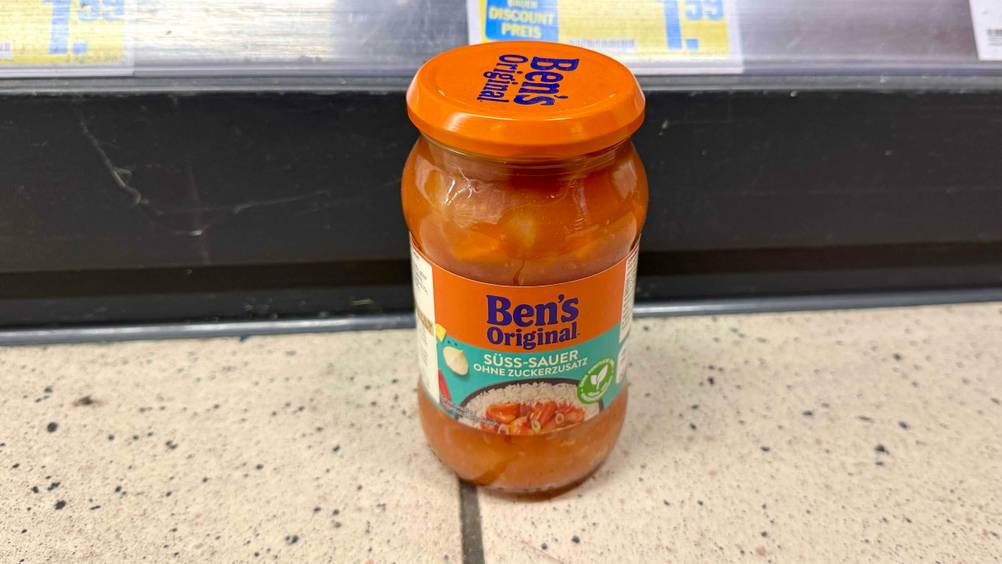 Vor einem Regal auf dem Boden steht die Bens Original Sauce im Test.