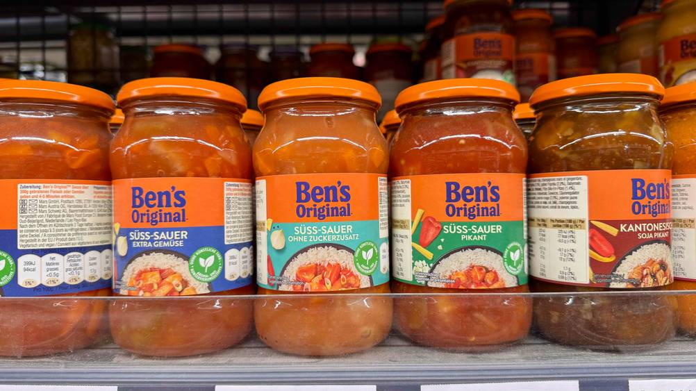Mehrere Gläser der getesteten Bens Original Sauce in einem Verkaufregal nebeneinander.