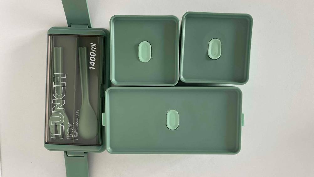 Alle Teile einer getesteten Bento-Box nebeneinander auf einer hellen Fläche.