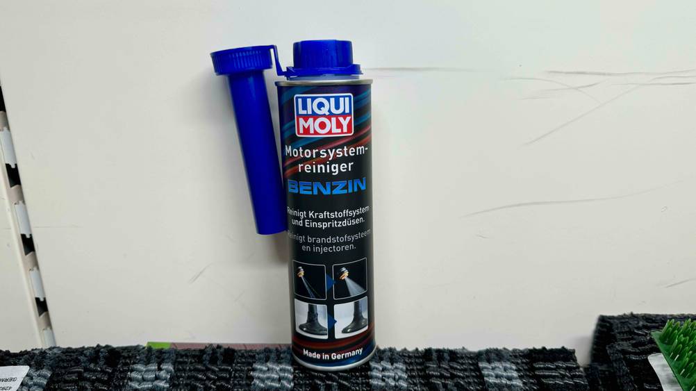 Benzin-Additiv getestet: Eine Dose vor einer hellen Wand.