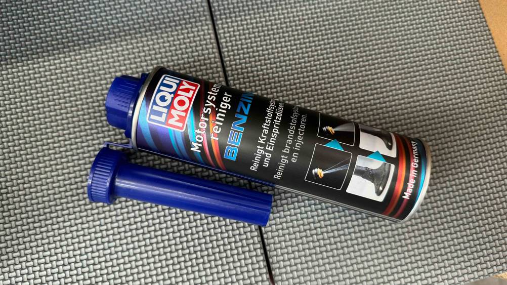 Benzin-Additiv getestet: Eine Dose liegt auf einer grauen Fläche leicht horizontal.