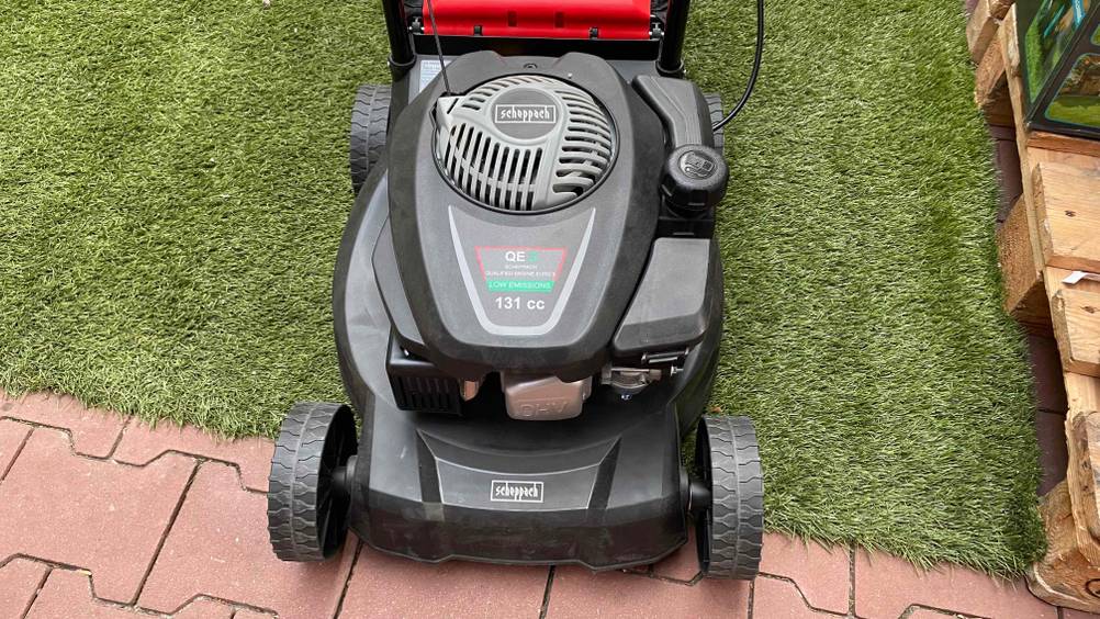 Motor von einem getesteten Benzin-Rasenmäher mit einer Schnittbreite von 40 cm.