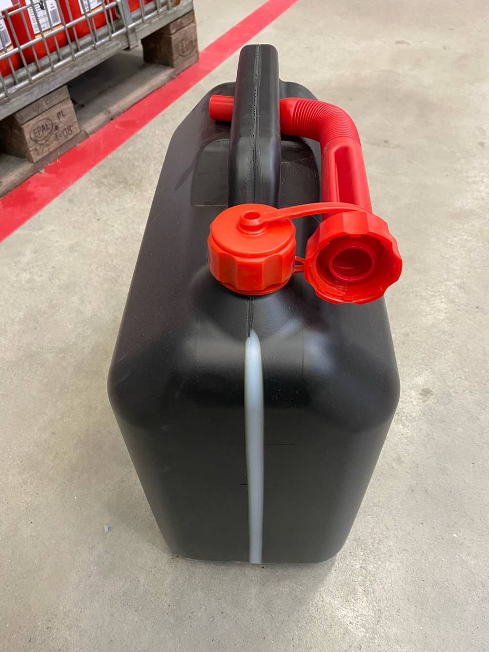 Im Test: Ein Benzinkanister von vorne inklusive Einfüllstutzen an der Seite.