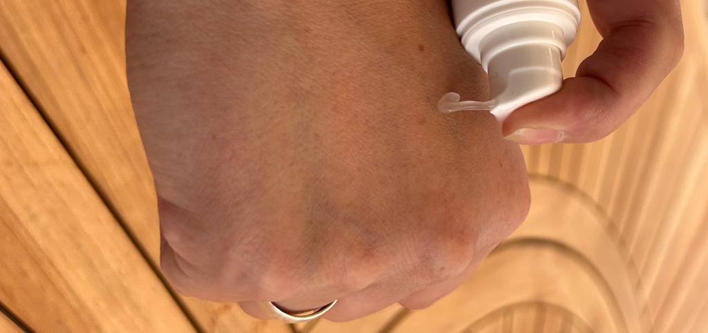 Narbensalben-Test: Detailansicht eines Gels auf einem Handrücken.