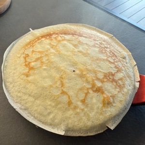 Ein fertiger Crêpe liegt auf dem Beper BT.710Y