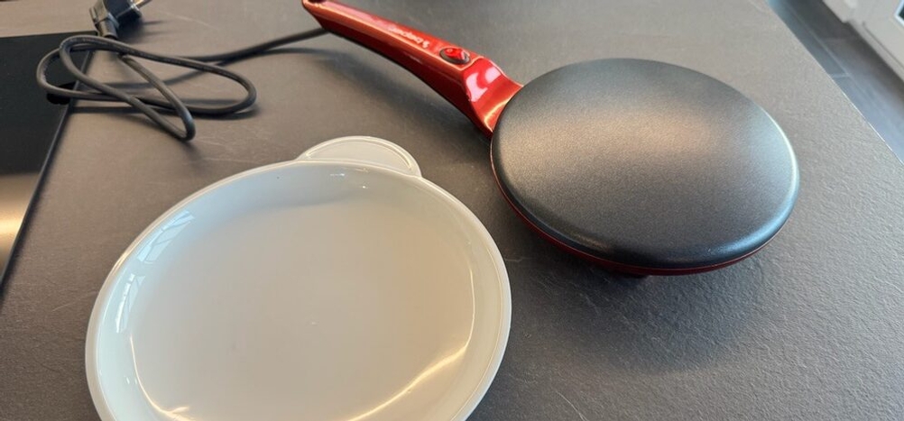 Der Beper BT.710Y liegt neben einer weißen Schale auf einer Arbeitsplatte