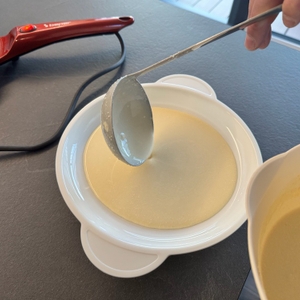 Teig wird in eine weiße Schale des Beper BT.710Y gegeben