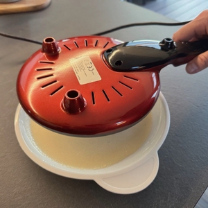 Der Beper BT.710Y wird über eine Schale mit Teig gehalten