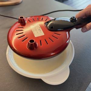 Der Beper BT.710Y wird über eine Schale mit Teig gehalten