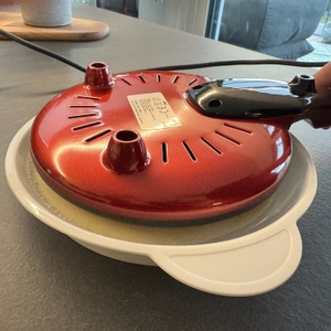 Der Beper BT.710Y wird in eine Schale mit Teig gehalten