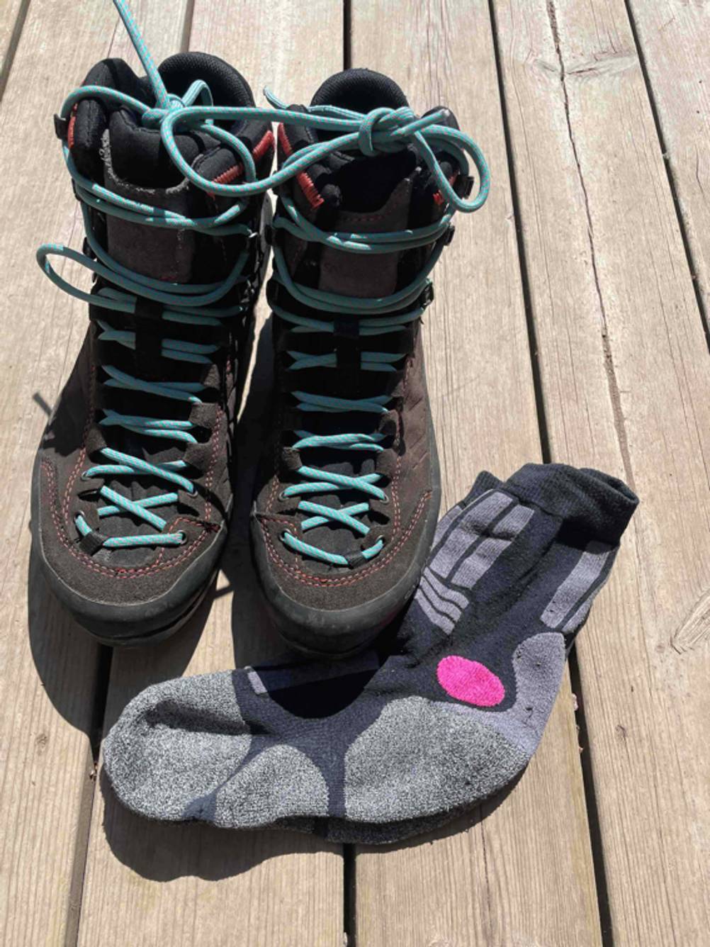 Bergschuhe Damen getestet: Ein Paar von vorne mit Socken auf einem Holzsteg.