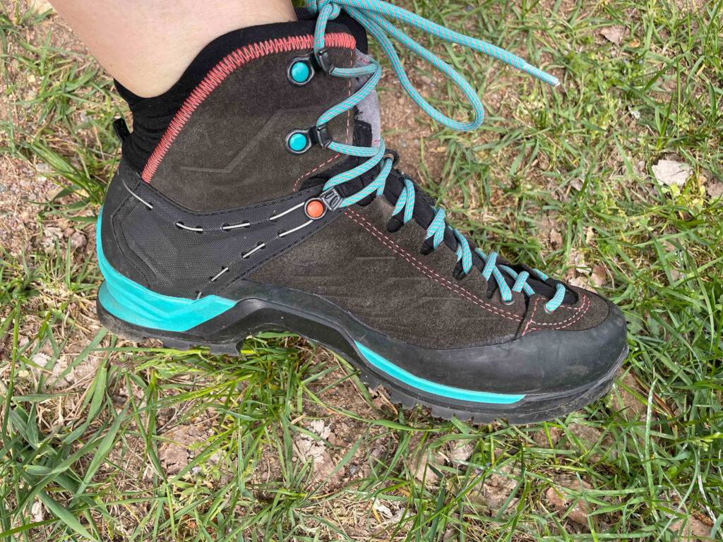 Bergschuhe Damen getestet: Ein Schuh am Fuß auf einer Wiese.