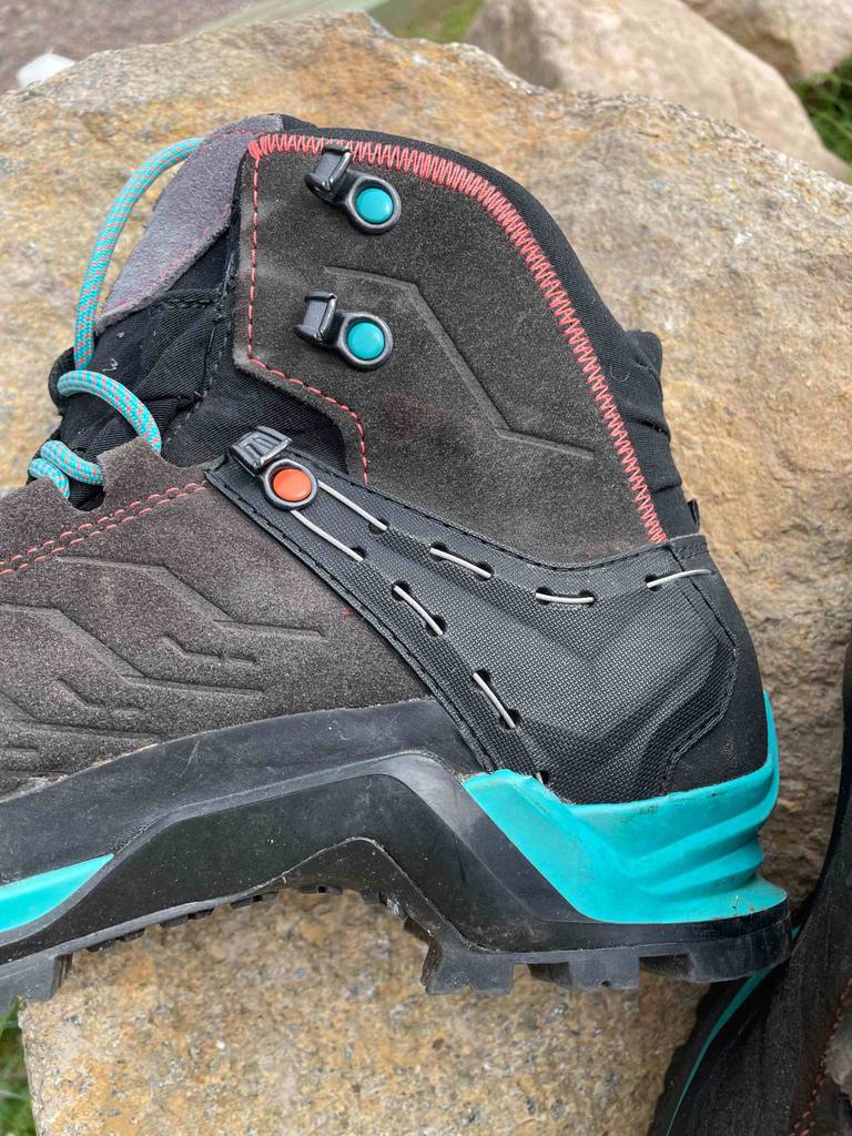 Nahaufnahme der Ferse der getesteten Bergschuhe Damen auf einem Stein.