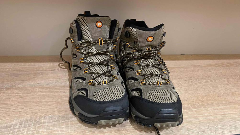 Im Test: Bergschuhe für Herren von vorne mit der Schnürrung.
