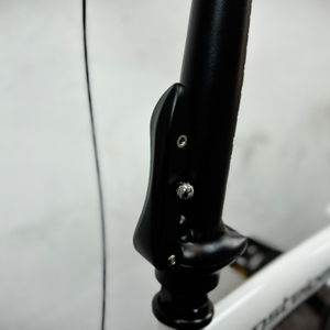 Das Bild zeigt die geschlossene Lenkerarretierung am Bergsteiger Windsor in Nahaufnahme. Der Schnellspannverschluss ist vollständig verriegelt.