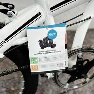 Am Rahmen des Bergsteiger Windsor hängt eine Werbekarte mit dem Hinweis auf ein Gratis-Fahrradschloss bei Abgabe einer Bewertung.